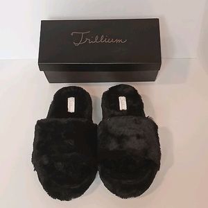 NIB TRILLIUM BLACK FUZZY SLIDES